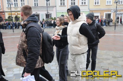 Polonez na opolskim rynku odtańczony. Maturzyści rozpoczęli odliczanie do egzaminów