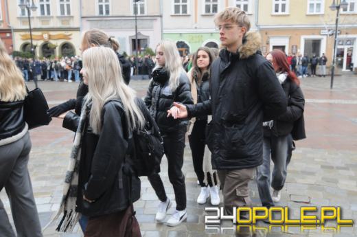 Polonez na opolskim rynku odtańczony. Maturzyści rozpoczęli odliczanie do egzaminów
