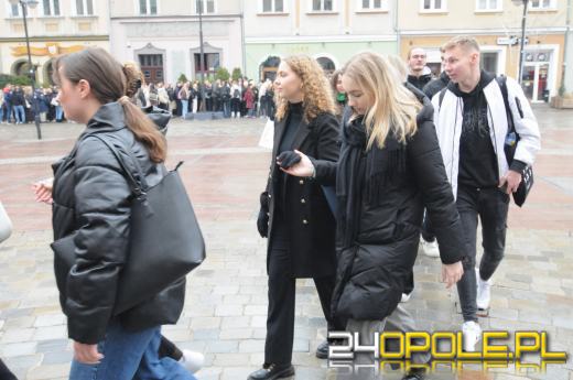 Polonez na opolskim rynku odtańczony. Maturzyści rozpoczęli odliczanie do egzaminów
