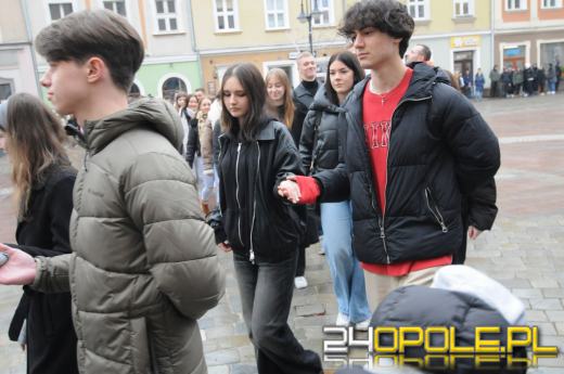 Polonez na opolskim rynku odtańczony. Maturzyści rozpoczęli odliczanie do egzaminów