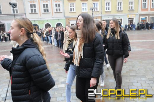 Polonez na opolskim rynku odtańczony. Maturzyści rozpoczęli odliczanie do egzaminów