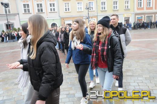 Polonez na opolskim rynku odtańczony. Maturzyści rozpoczęli odliczanie do egzaminów