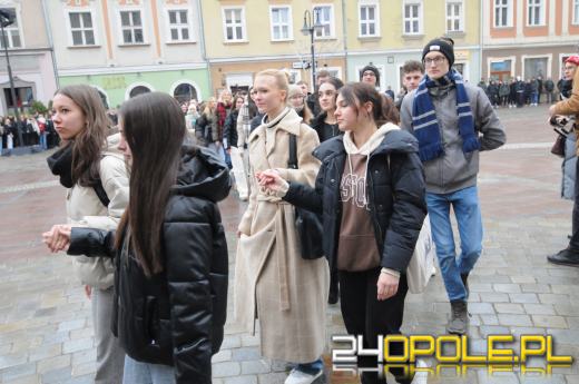 Polonez na opolskim rynku odtańczony. Maturzyści rozpoczęli odliczanie do egzaminów