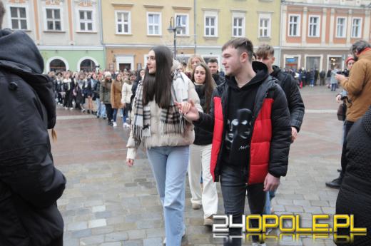 Polonez na opolskim rynku odtańczony. Maturzyści rozpoczęli odliczanie do egzaminów