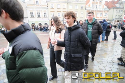 Polonez na opolskim rynku odtańczony. Maturzyści rozpoczęli odliczanie do egzaminów