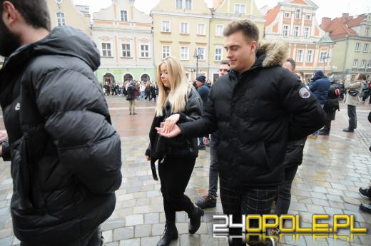 Polonez na opolskim rynku odtańczony. Maturzyści rozpoczęli odliczanie do egzaminów