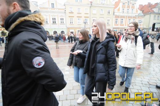Polonez na opolskim rynku odtańczony. Maturzyści rozpoczęli odliczanie do egzaminów