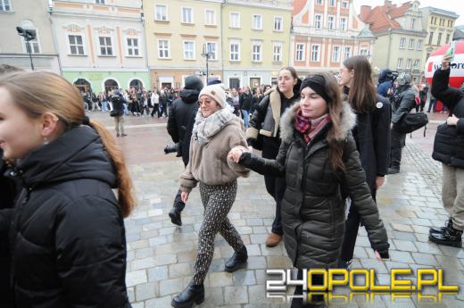Polonez na opolskim rynku odtańczony. Maturzyści rozpoczęli odliczanie do egzaminów