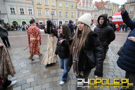 Polonez na opolskim rynku odtańczony. Maturzyści rozpoczęli odliczanie do egzaminów