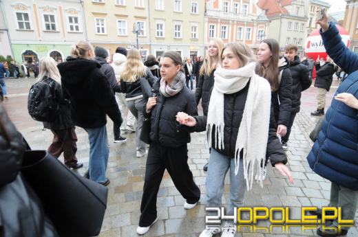 Polonez na opolskim rynku odtańczony. Maturzyści rozpoczęli odliczanie do egzaminów
