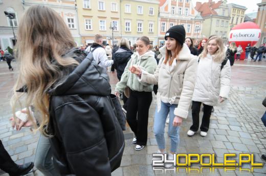 Polonez na opolskim rynku odtańczony. Maturzyści rozpoczęli odliczanie do egzaminów