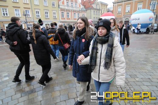 Polonez na opolskim rynku odtańczony. Maturzyści rozpoczęli odliczanie do egzaminów
