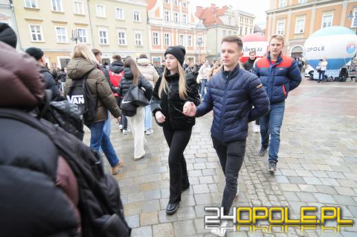 Polonez na opolskim rynku odtańczony. Maturzyści rozpoczęli odliczanie do egzaminów