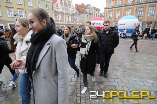 Polonez na opolskim rynku odtańczony. Maturzyści rozpoczęli odliczanie do egzaminów