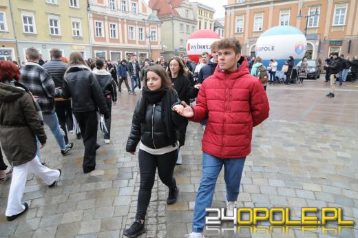 Polonez na opolskim rynku odtańczony. Maturzyści rozpoczęli odliczanie do egzaminów