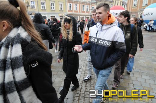 Polonez na opolskim rynku odtańczony. Maturzyści rozpoczęli odliczanie do egzaminów
