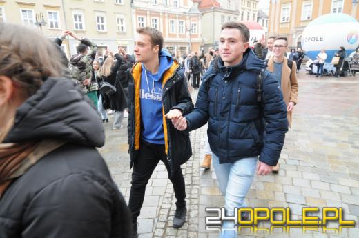 Polonez na opolskim rynku odtańczony. Maturzyści rozpoczęli odliczanie do egzaminów