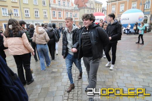 Polonez na opolskim rynku odtańczony. Maturzyści rozpoczęli odliczanie do egzaminów