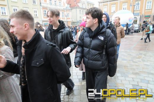 Polonez na opolskim rynku odtańczony. Maturzyści rozpoczęli odliczanie do egzaminów
