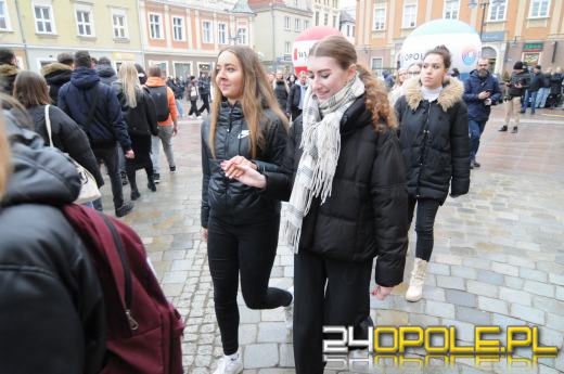Polonez na opolskim rynku odtańczony. Maturzyści rozpoczęli odliczanie do egzaminów