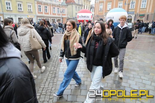 Polonez na opolskim rynku odtańczony. Maturzyści rozpoczęli odliczanie do egzaminów