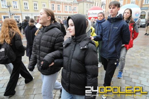 Polonez na opolskim rynku odtańczony. Maturzyści rozpoczęli odliczanie do egzaminów