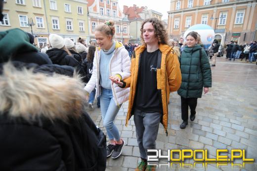 Polonez na opolskim rynku odtańczony. Maturzyści rozpoczęli odliczanie do egzaminów