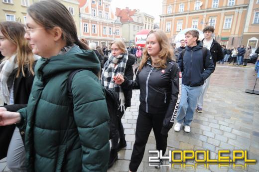 Polonez na opolskim rynku odtańczony. Maturzyści rozpoczęli odliczanie do egzaminów