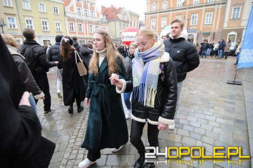 Polonez na opolskim rynku odtańczony. Maturzyści rozpoczęli odliczanie do egzaminów