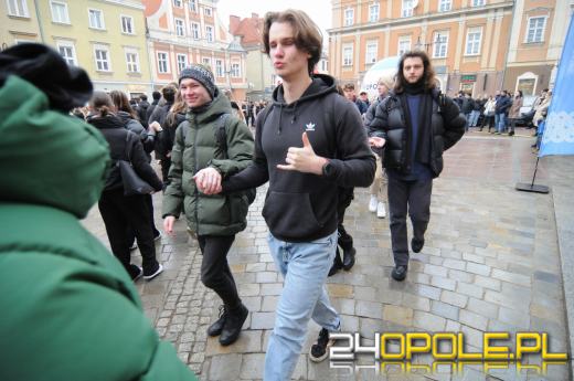Polonez na opolskim rynku odtańczony. Maturzyści rozpoczęli odliczanie do egzaminów