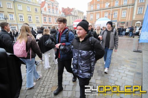 Polonez na opolskim rynku odtańczony. Maturzyści rozpoczęli odliczanie do egzaminów