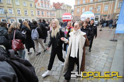 Polonez na opolskim rynku odtańczony. Maturzyści rozpoczęli odliczanie do egzaminów