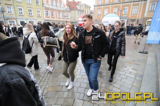 Polonez na opolskim rynku odtańczony. Maturzyści rozpoczęli odliczanie do egzaminów