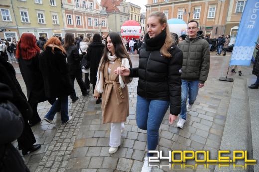 Polonez na opolskim rynku odtańczony. Maturzyści rozpoczęli odliczanie do egzaminów