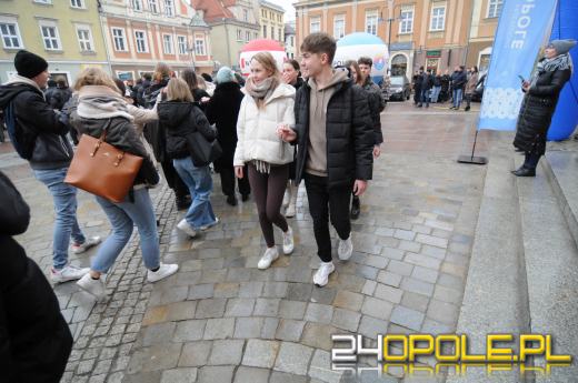 Polonez na opolskim rynku odtańczony. Maturzyści rozpoczęli odliczanie do egzaminów