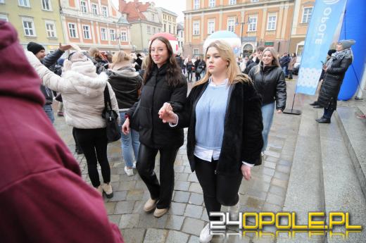 Polonez na opolskim rynku odtańczony. Maturzyści rozpoczęli odliczanie do egzaminów