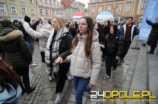 Polonez na opolskim rynku odtańczony. Maturzyści rozpoczęli odliczanie do egzaminów