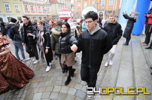 Polonez na opolskim rynku odtańczony. Maturzyści rozpoczęli odliczanie do egzaminów