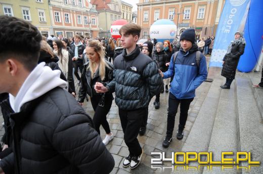 Polonez na opolskim rynku odtańczony. Maturzyści rozpoczęli odliczanie do egzaminów