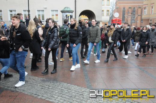 Polonez na opolskim rynku odtańczony. Maturzyści rozpoczęli odliczanie do egzaminów