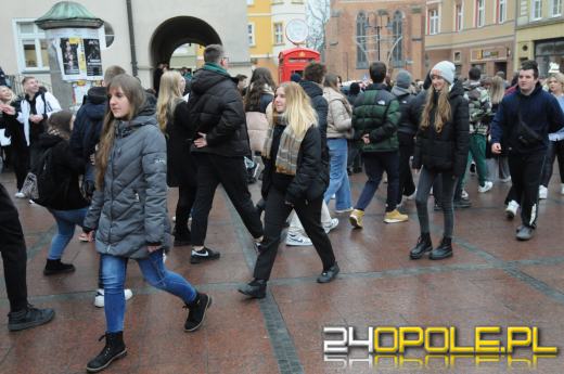 Polonez na opolskim rynku odtańczony. Maturzyści rozpoczęli odliczanie do egzaminów