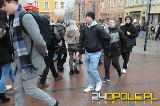 Polonez na opolskim rynku odtańczony. Maturzyści rozpoczęli odliczanie do egzaminów
