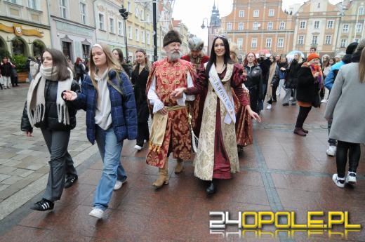 Polonez na opolskim rynku odtańczony. Maturzyści rozpoczęli odliczanie do egzaminów