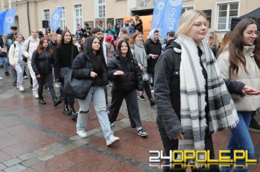 Polonez na opolskim rynku odtańczony. Maturzyści rozpoczęli odliczanie do egzaminów