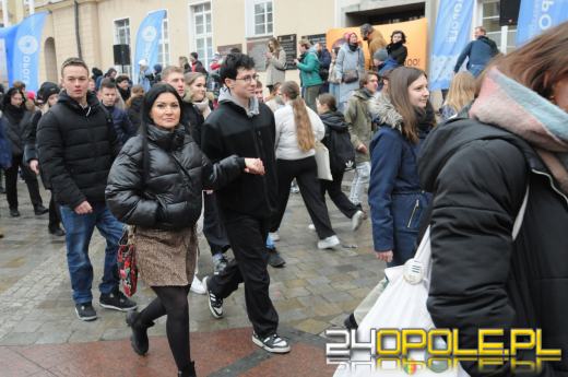 Polonez na opolskim rynku odtańczony. Maturzyści rozpoczęli odliczanie do egzaminów