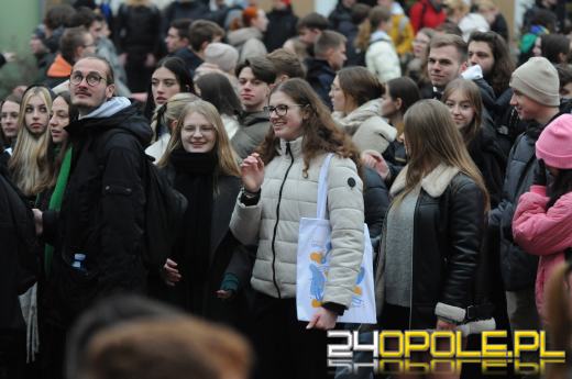 Polonez na opolskim rynku odtańczony. Maturzyści rozpoczęli odliczanie do egzaminów