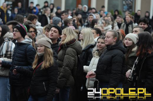 Polonez na opolskim rynku odtańczony. Maturzyści rozpoczęli odliczanie do egzaminów