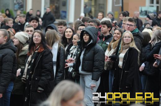 Polonez na opolskim rynku odtańczony. Maturzyści rozpoczęli odliczanie do egzaminów