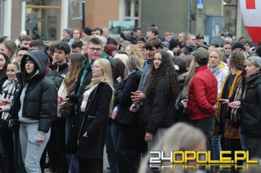 Polonez na opolskim rynku odtańczony. Maturzyści rozpoczęli odliczanie do egzaminów