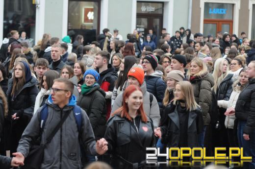 Polonez na opolskim rynku odtańczony. Maturzyści rozpoczęli odliczanie do egzaminów